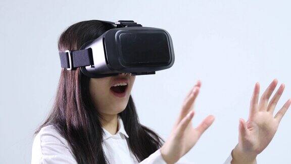 年轻女子戴着虚拟现实头盔