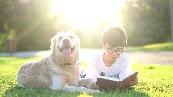 一个男生和她的狗在看书