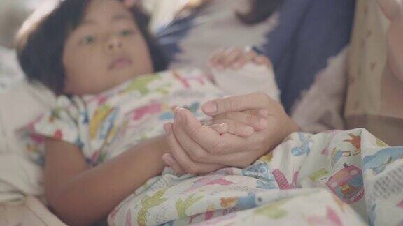 一个亚洲小男孩躺在医院的病床上
