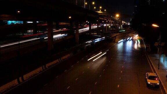夜间高速公路上车灯和尾灯的运动时间流逝