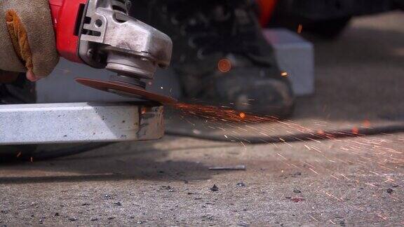 工人使用角磨床对金属棒进行慢动作