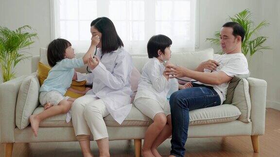 亚洲家庭关系孩子跑去拥抱他的父母在沙发上的家庭度假
