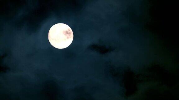满月在多云的夜空时光流逝