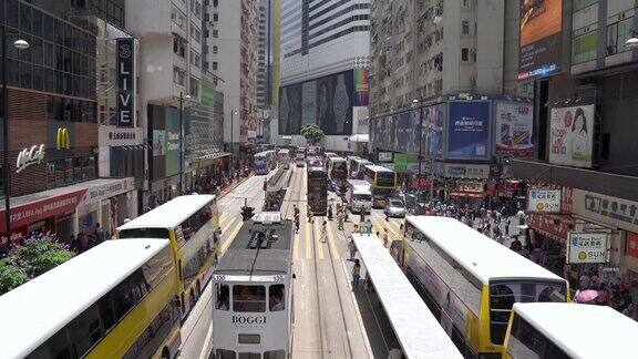 人们走过铜锣湾轩尼诗道在中环道购物在香港的法玛斯广场乘电车和火车旅行