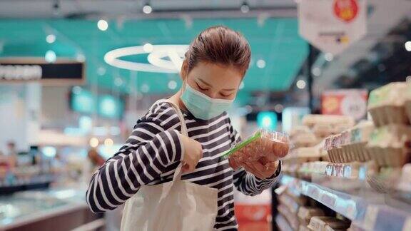 在杂货店购物的妇女