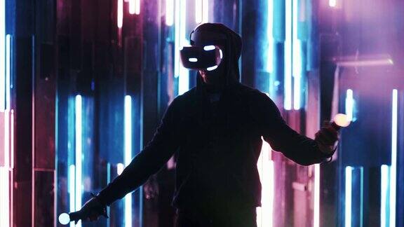 没有脸的人在VR头盔在黑暗的室内玩
