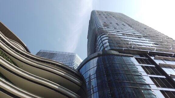 现代的玻璃摩天大楼映衬着蓝天