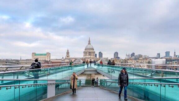 4K吨升的伦敦千禧桥和圣保罗大教堂