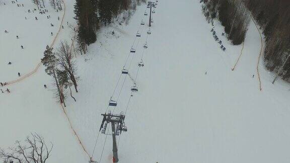 白俄罗斯冬季森林河滑雪缆车站基地乘坐空中全景图4k白俄罗斯