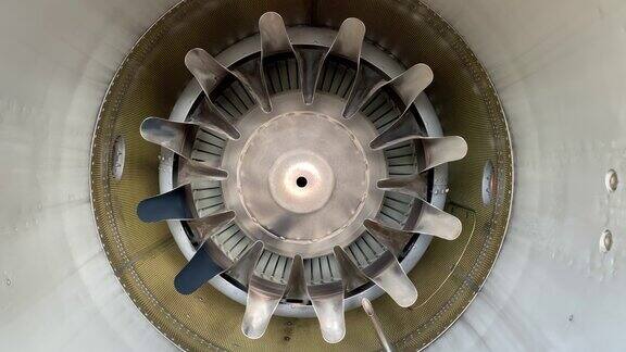 内部视图喷气发动机排气与旋转涡轮叶片和混合器