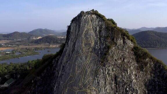 佛像雕刻在山上泰国芭堤雅的佛山