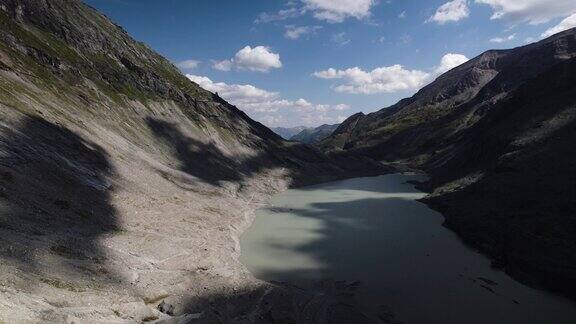 无人机拍摄的奥地利阿尔卑斯山大格洛克纳山脚下的帕斯泰策冰川湖