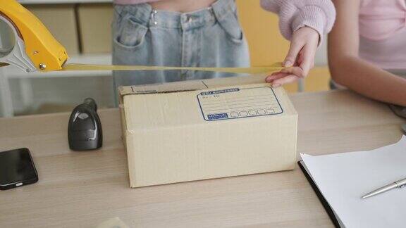 网上卖家正在打包箱子寄给客户开展电子商务业务