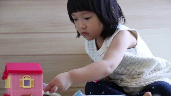 4K视频亚洲可爱的女孩玩房子玩具模型