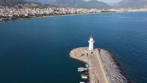 灯塔在阿拉尼亚港土耳其海港海湾从海上看无人机在阿拉尼亚的灯塔附近飞行