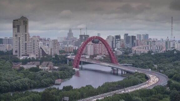 从白天过渡到夜晚可以看到莫斯科的日沃皮斯尼桥