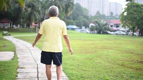 一位华裔老人在他们附近的公园里健身