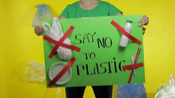 一个面目全非的女人拿着抗议海报“对塑料说不”塑料污染环境