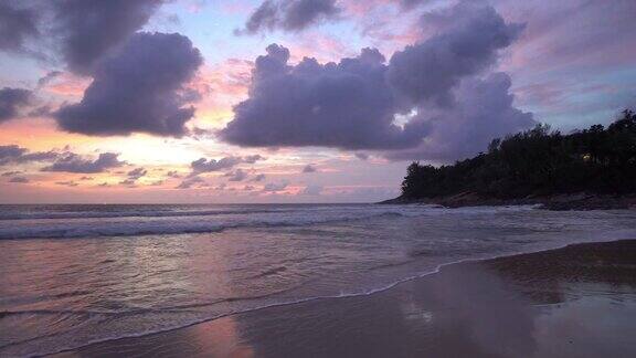 美丽的日落与海滩和海洋