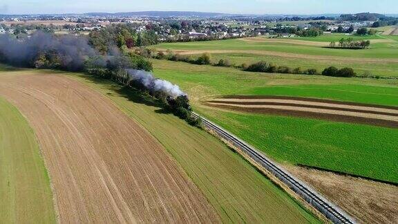 无人机拍摄的阿米什乡村蒸汽客运列车冒烟