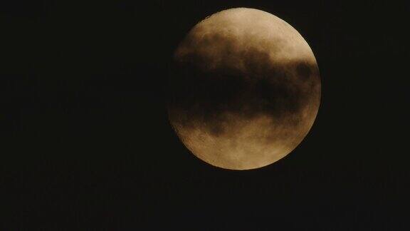 满月在夜空中移动伴随着小朵云