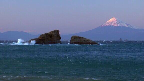 静冈久美海岸岩石上的海浪和风暴海景