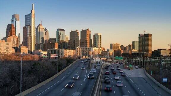 延时:费城高速公路和城市景观的摩天大楼在日落在美国宾夕法尼亚州