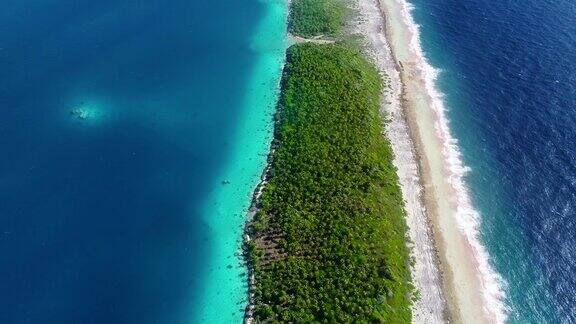 法属波利尼西亚的法卡拉瓦岛在多云的天空下-鸟瞰-度假度假天堂联合国教科文组织世界遗产太平洋棕榈树蓝色的海洋美妙的风景自然保护区海浪海滩塔希提岛泻湖