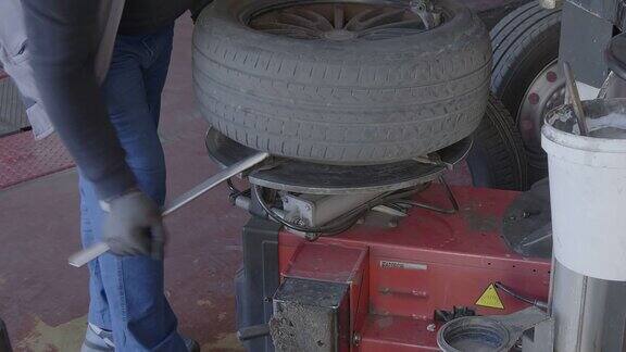 轮胎技师在机械车间换轮子