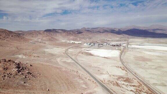 沙漠中干涸的湖床上的化工厂