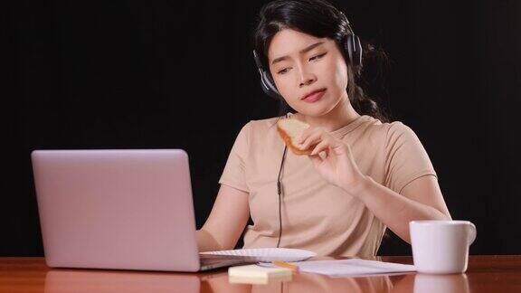 亚洲妇女在电脑前工作