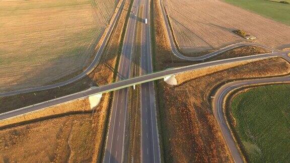 高速公路上的日落