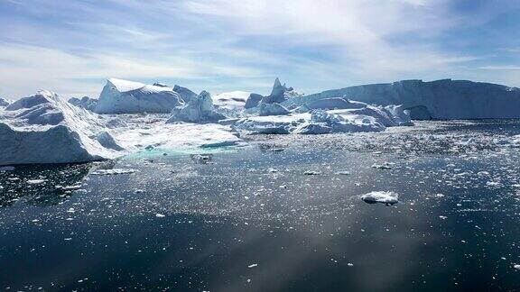 北极景观蓝绿色的海湾融化了冰山巨大的冰川在极地自然环境北极冬季景观在全球变暖问题无人机拍下了沙漠白色的冰雪大地
