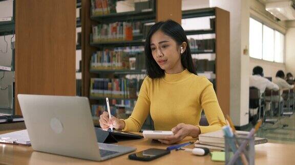 亚洲女孩在线学习课堂学习在线视频呼叫zoom老师快乐亚洲女孩在线学习英语笔记本电脑
