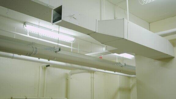 工业室内的设备、送风管道和暖通空调系统广角镜头
