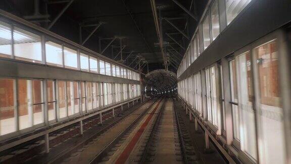 从行驶的火车后窗看到的地铁隧道的景象地铁到达现代地铁站巴塞罗那一列地下列车沿着其路线行驶的长镜头4k