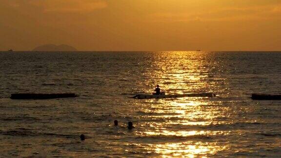 海面上的日落和一个人的剪影捕鱼的流离失所者泰国芭堤雅