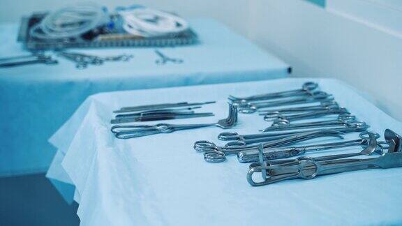 消毒医疗工具放在桌子上戴着乳胶手套的护士将手术器械放在消毒台上整形手术