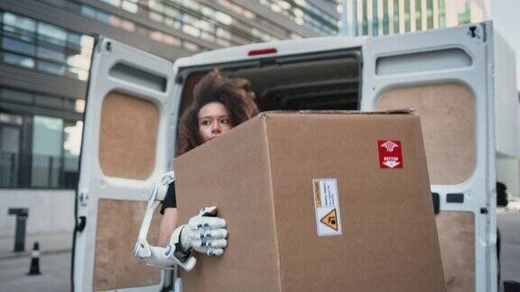 职业女性动力外骨骼搬家师从卡车上取重箱子