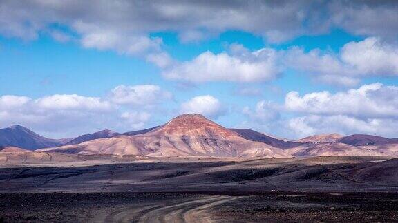 蒂曼法亚国家公园沙漠道路上的云层随时间变化