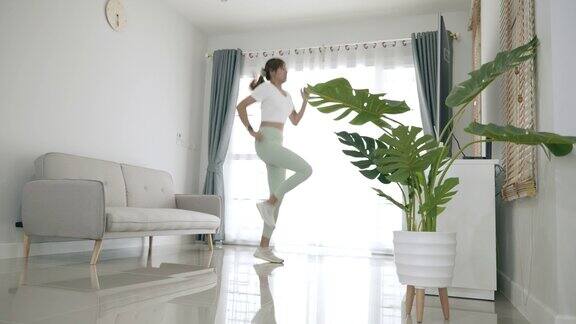 在家准备运动的场景亚洲女性在家锻炼减肥的场景