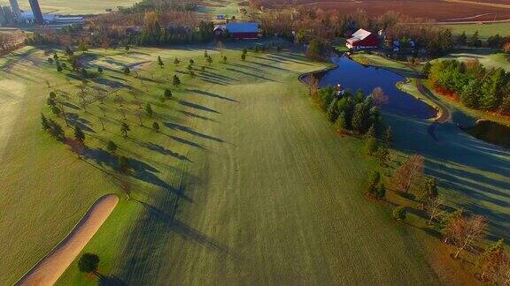 低空俯瞰乡村高尔夫球场的秋日清晨
