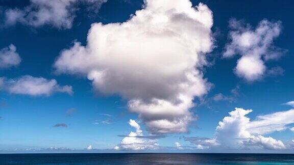 延时拍摄的加勒比海上空移动的云