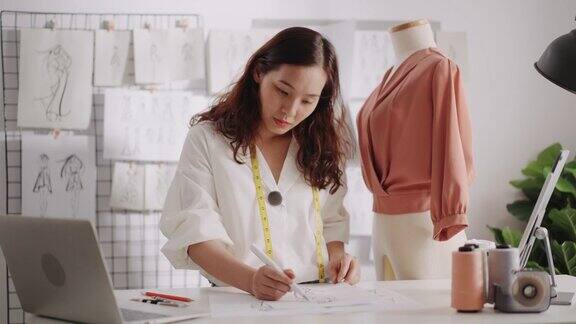 服装设计师素描服装工作图纸和草图的新想法在纸上