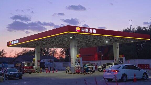 朝阳夕阳下的中国石油加油站