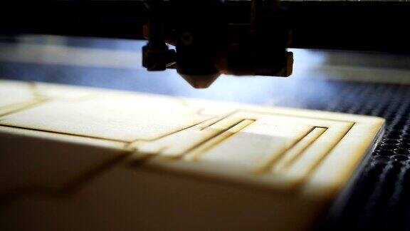 数控机床用激光切割木材数控机床在工作特写镜头