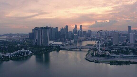 日落时新加坡商业区的鸟瞰图