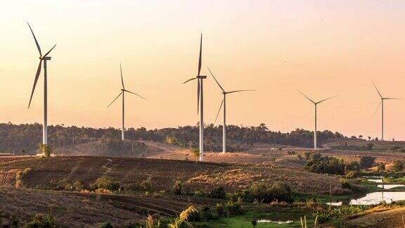 风力涡轮机农场与光线在日落