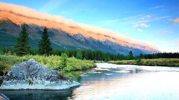 加拿大落基山脉的一条山河