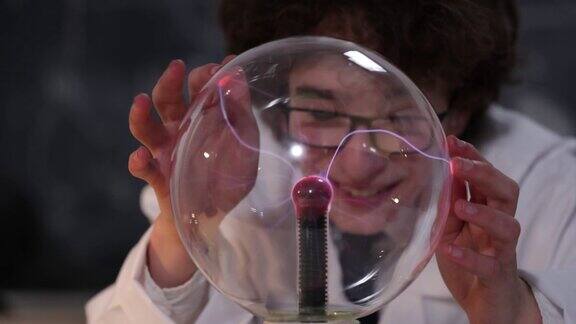 一个男生在物理课上做实验年轻的学生在教室里做物理实验